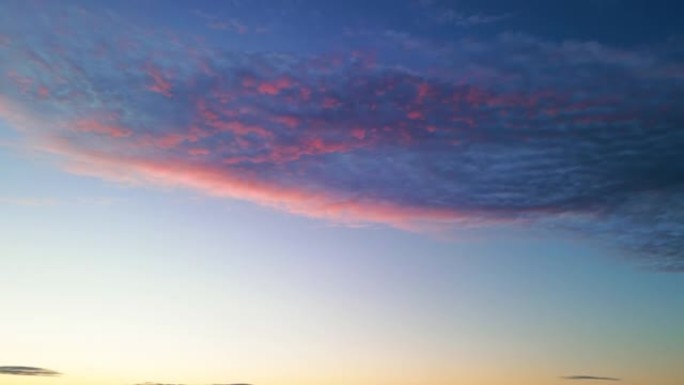 日落时分有彩色云彩的蓝天。摩尔多瓦基希讷乌