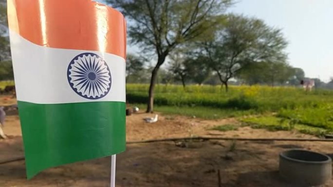 在宪法成立72日之际，一面印度国旗在空中摆动并顺时针旋转。