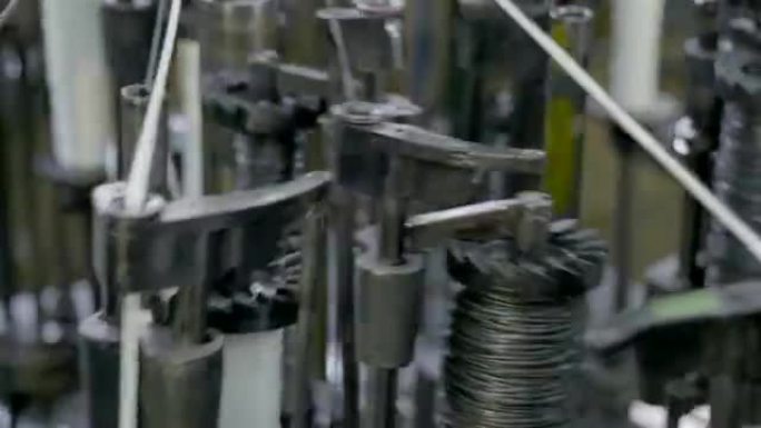 自动工业缝纫机，用于编织不燃电缆的编织物。