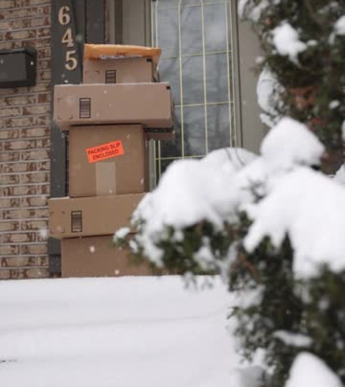 冬季暴风雪期间，一堆交付的箱子留在前门外面