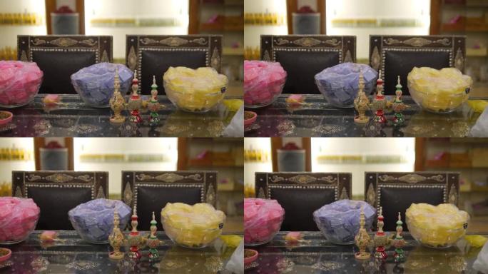 在摩洛哥马拉喀什麦地那展示特写天然固体香水肥皂。固体香味块，当地的美容秘诀，马洛卡阿拉伯传统集市
