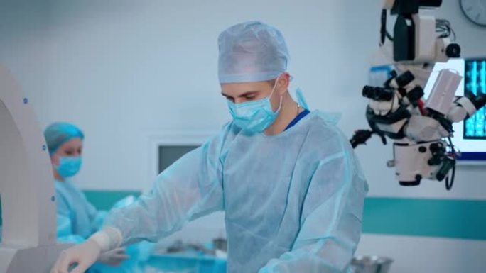 现代手术室的医学专家。外科医生和护士在手术前准备工作场所。医生用新材料覆盖病人。