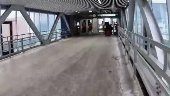 沿着透明桥到地铁口的行人运动的超延时视频，延时