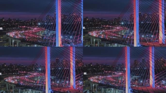 傍晚的交通正在变色的Kosciuszko桥上，背景是曼哈顿和布鲁克林的遥远景色。带有平移摄像机运动的