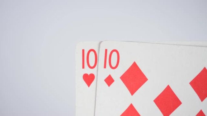 扑克牌的钻石和白色上的数十颗心