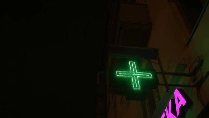 药品商店。闪光十字架。医疗组织的象征