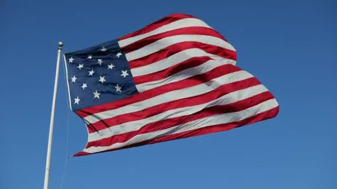 在晴朗的蓝天中挥舞美国国旗。美国美国国旗。挥舞着美国著名的国旗。第十九