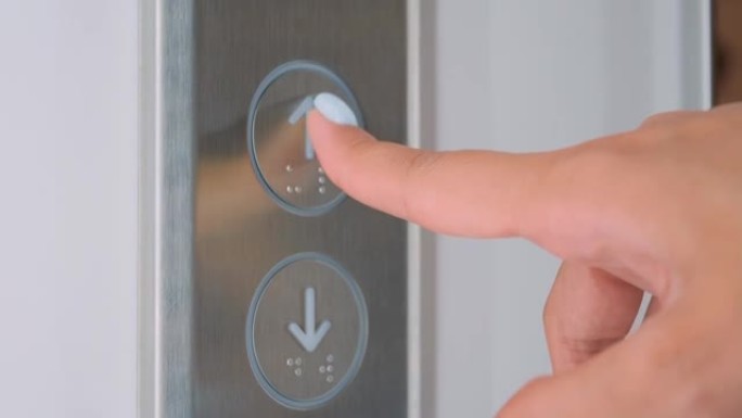 慢动作: 女人手指按电梯向上按钮-向上移动概念