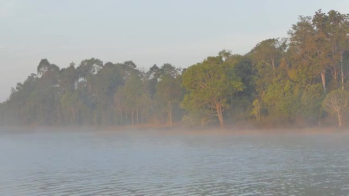 雾和雾在湖上缓慢移动。