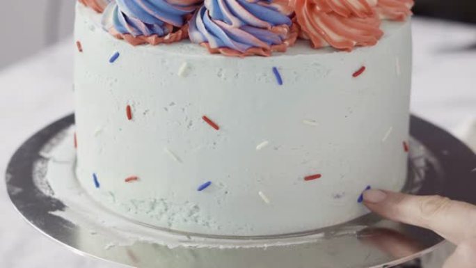 将彩色洒在圆形三层香草蛋糕的侧面。