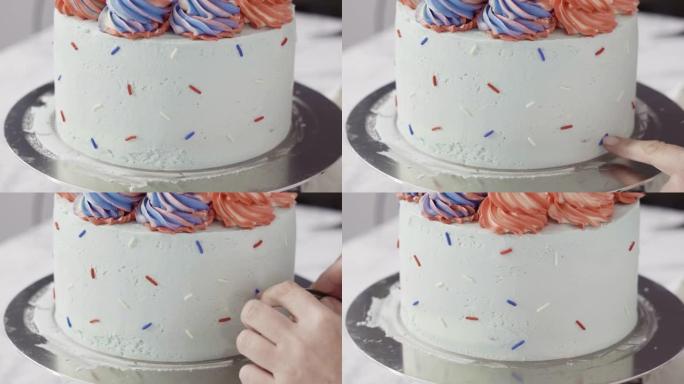 将彩色洒在圆形三层香草蛋糕的侧面。