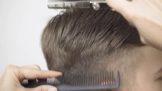 用稀疏剪刀特写在颞区稀疏头发。
