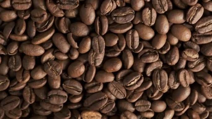 俯视图咖啡豆极近圆形旋转，烘焙咖啡平放，高角度视图