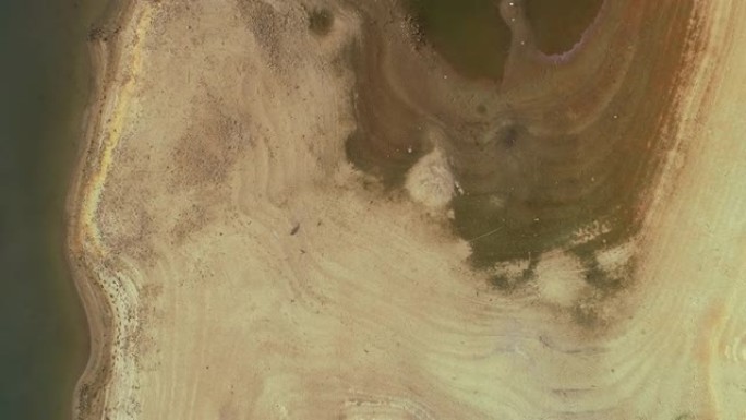 一个干燥的湖泊的鸟瞰图很久以前一直干燥的湖泊深处的地面上有许多裂缝。令人惊叹的自然纹理无人机摄像机视