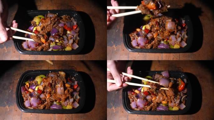 筷子吃宫保牛肉顶视图