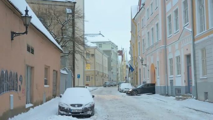 积雪覆盖了停在爱沙尼亚塔林外面的汽车