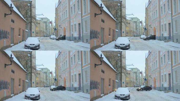 积雪覆盖了停在爱沙尼亚塔林外面的汽车