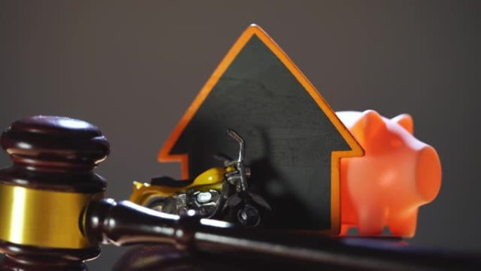 房产拍卖概念 -- 木槌样板房、摩托车和存钱罐
