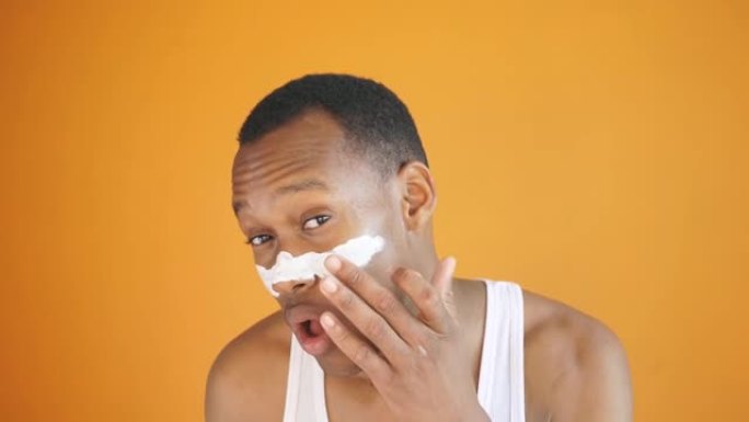 非裔美国人的特写镜头，白人使用滋养面膜进行面部护理，自制护肤