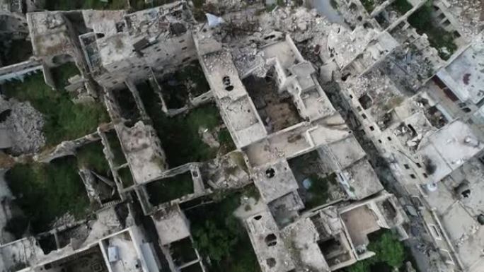 叙利亚阿勒颇建筑鸟瞰图，内战10年后。我们可以看到草覆盖建筑废墟，被炸毁4K