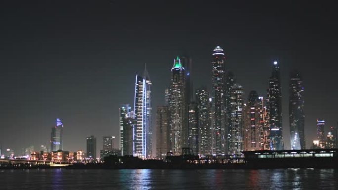 混合用途现代摩天大楼-迪拜