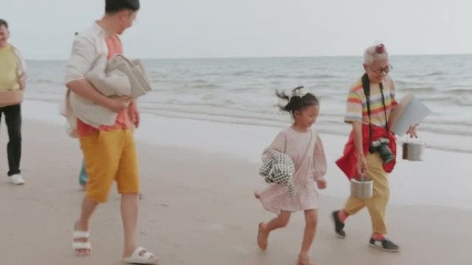 可爱的家庭喜欢周末去海滩旅行 -- 股票视频