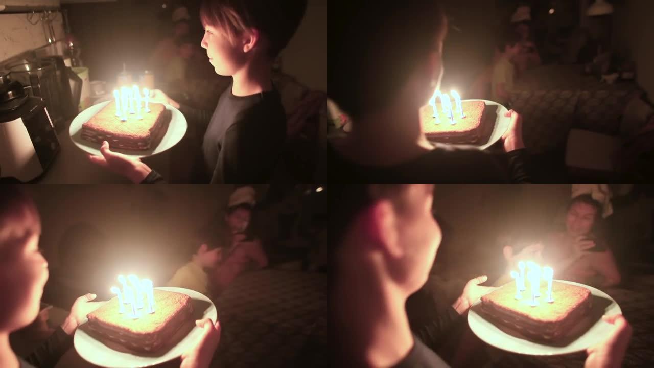 少年用手拿着晚蛋糕，他祝贺哥哥生日。