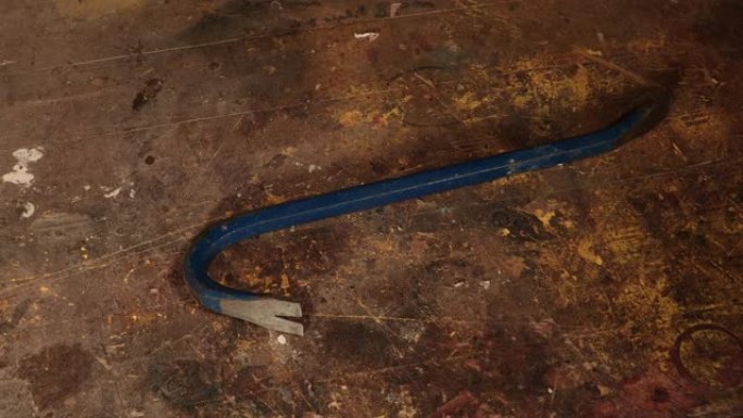 撬棍-破旧木质工作台上的撬棍