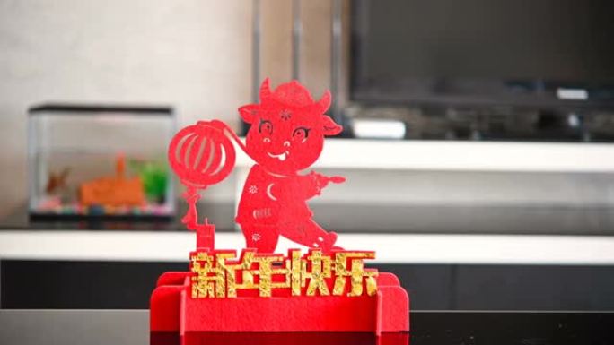 在客厅里放灯笼的黄牛吉祥物作为牛年的中国新年的象征2021中国意味着中国新年快乐