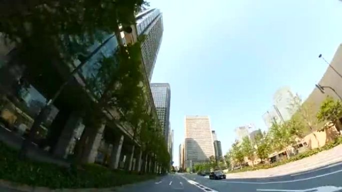 晴天开车穿过城市。东京空荡荡的街道。