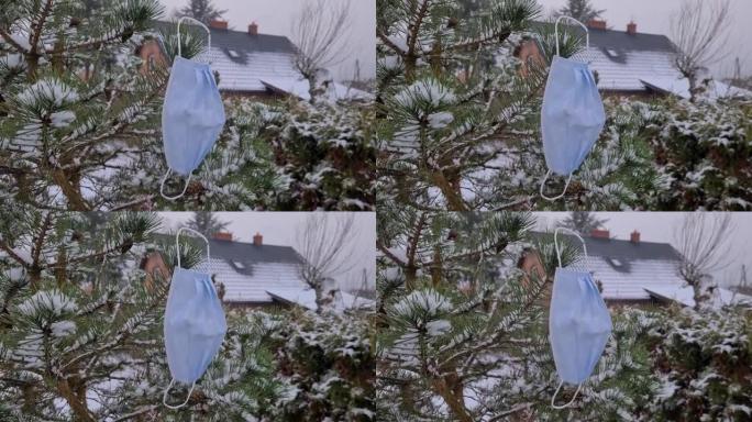 在流行期间，冬季在圣诞树上悬挂着防冠状病毒新型冠状病毒肺炎的防护口罩