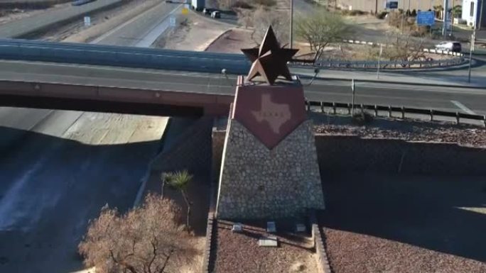 从新墨西哥州安东尼进入埃尔帕索县的德克萨斯州边界，州界线标记的无人机全景