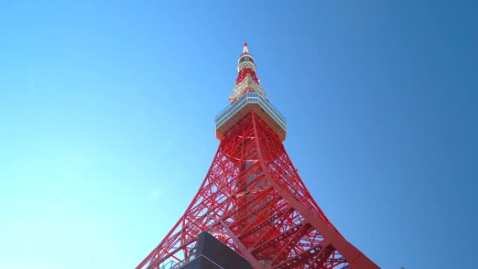 走过东京塔。向上看。位于日本东京的东京铁塔