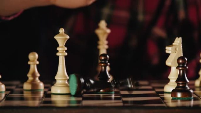 白女王在国际象棋比赛中击败黑王的前视图