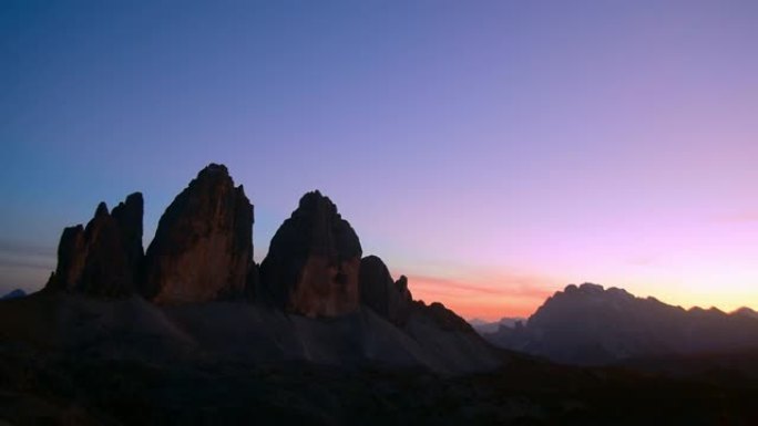 Tre Cime di Lavaredo / Drei Zinnen，三个独特的山峰在秋天日落时在S