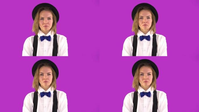一个戴着黑帽子、白衬衫、领结和吊带的女人正认真地看着镜头，在紫色背景上凝视着调情的目光