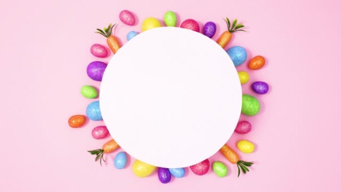 充满活力的复活节彩蛋出现在粉红色背景的圆形纸卡笔记下。停止运动平铺