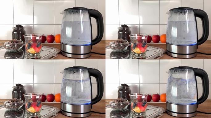 现代玻璃茶壶，开水，玻璃，苹果，浆果，山楂花，水果的背景，健康饮食的概念，维生素早餐