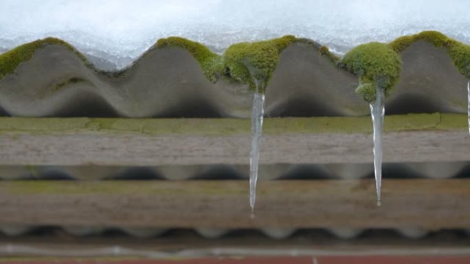 爱沙尼亚屋顶一侧的融化冰
