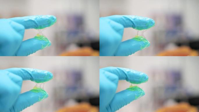 技术人员通过用两根手指压在润滑脂上测试锂润滑脂NLGI 3的质地，并在实验室中查看粘性和外观。戴着丁
