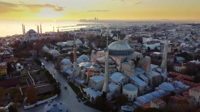 伊斯坦布尔金角湾日出时的鸟瞰图。土耳其