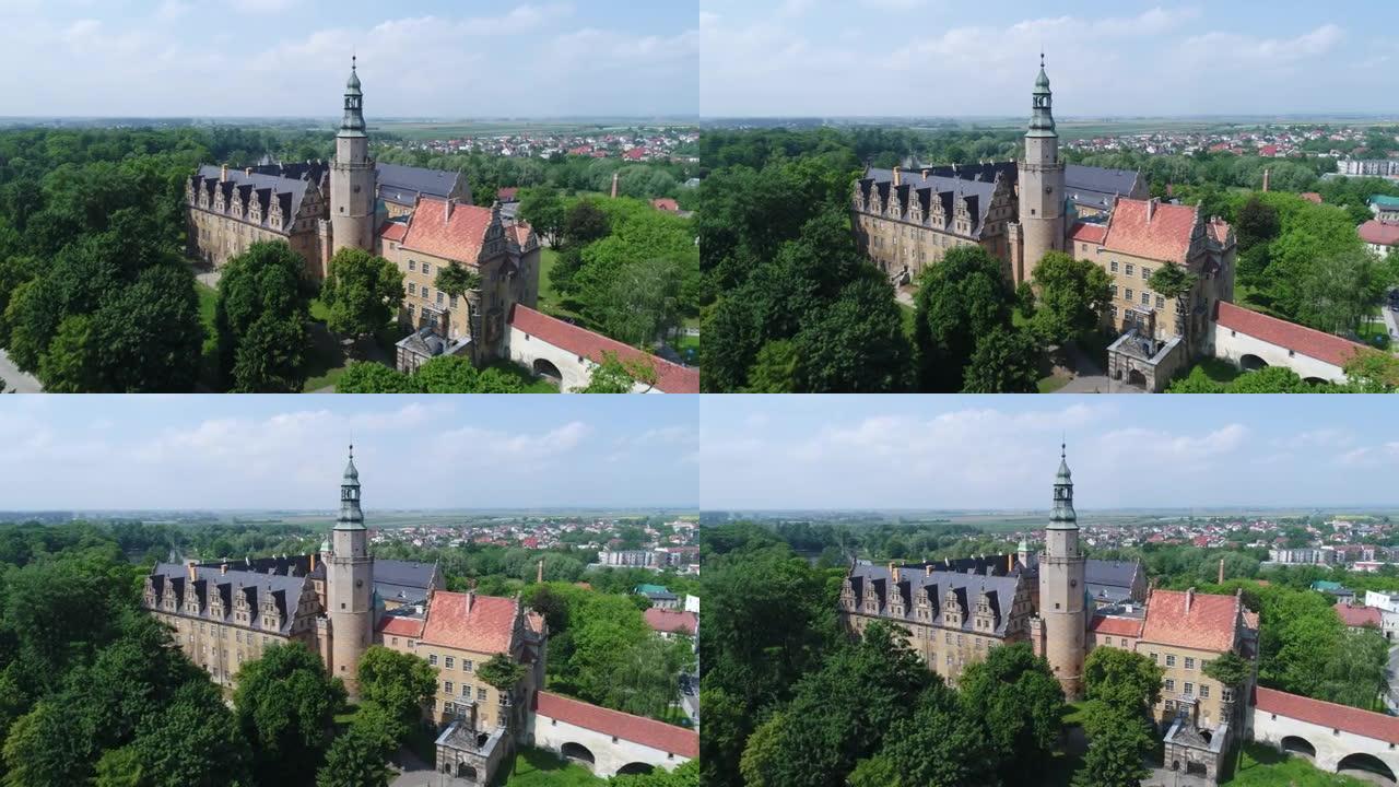 波兰ole ś nica的ole ś nica公爵城堡从高空拍摄无人机视频。历史建筑被一个有很多树木