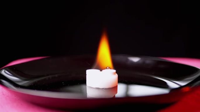 干酒精上葡萄糖酸钙片的明火。蜡烛。化学测试
