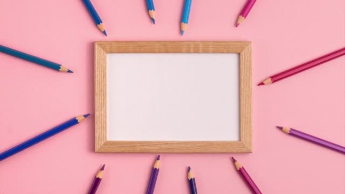 停止运动动画模型的木框和铅笔周围的粉红色背景。平放俯视图。教育模板返校和带复制空间的在线学习概念