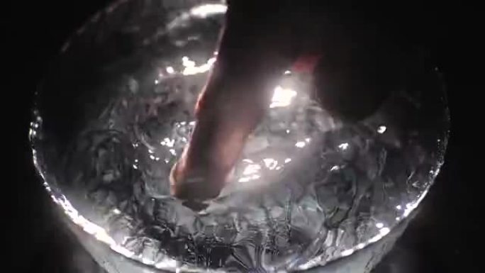 水理: 用盘子用水占卜。使用手指和水的魔术仪式