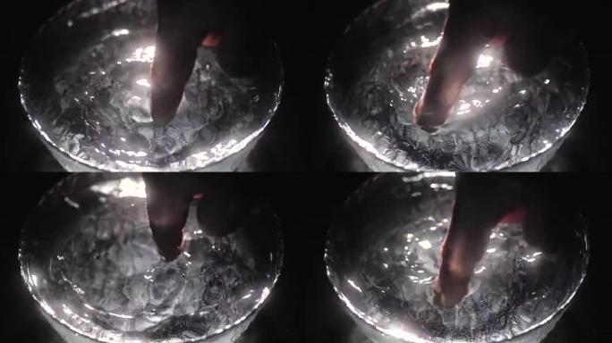 水理: 用盘子用水占卜。使用手指和水的魔术仪式