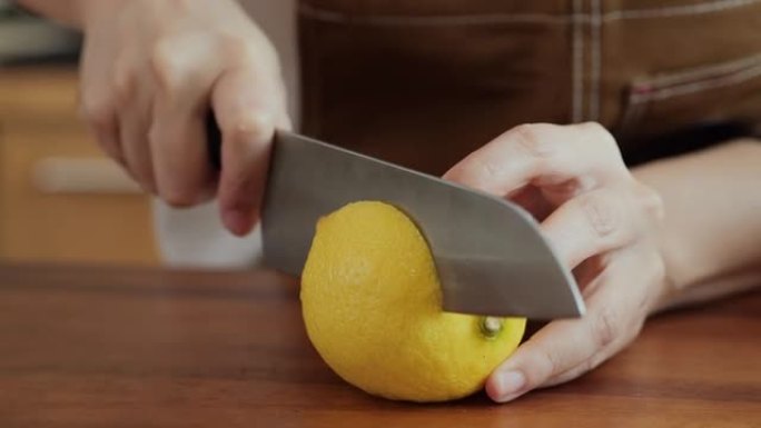 用小刀在木板上把柠檬水果切成薄片。