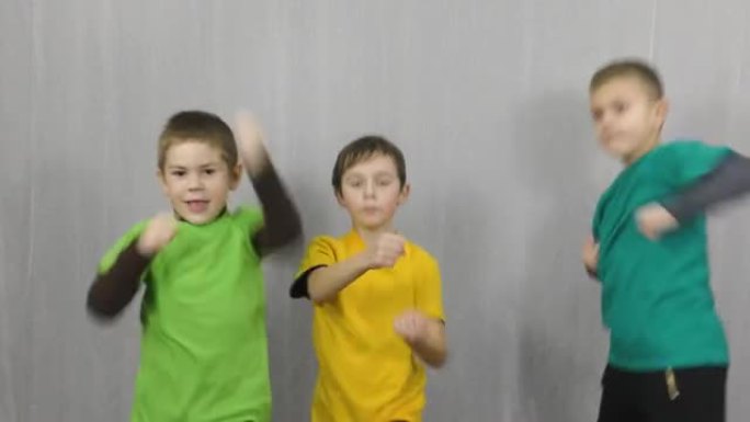 三名穿着彩色t恤的运动员训练障碍和拳打