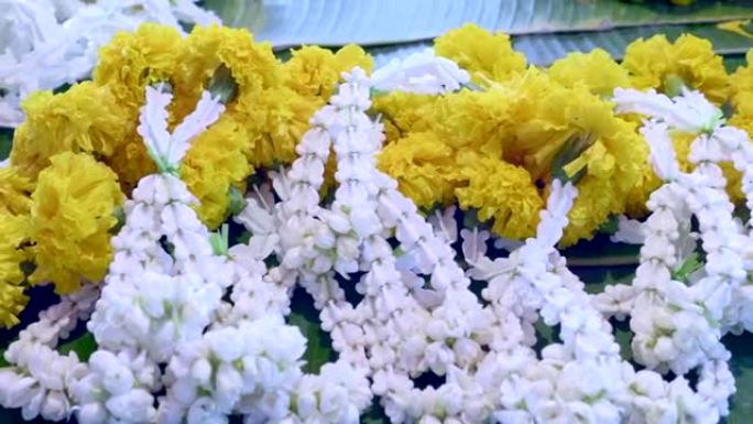 用白色和黄色花朵制成的东亚传统佛教祭品