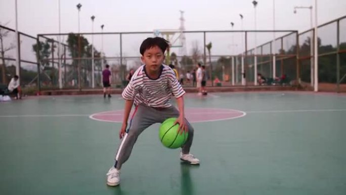 可爱的小男孩打篮球